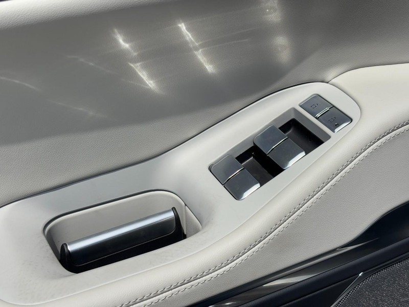 Lincoln Navigator Vehicle Full-screen Gallery Image 17
