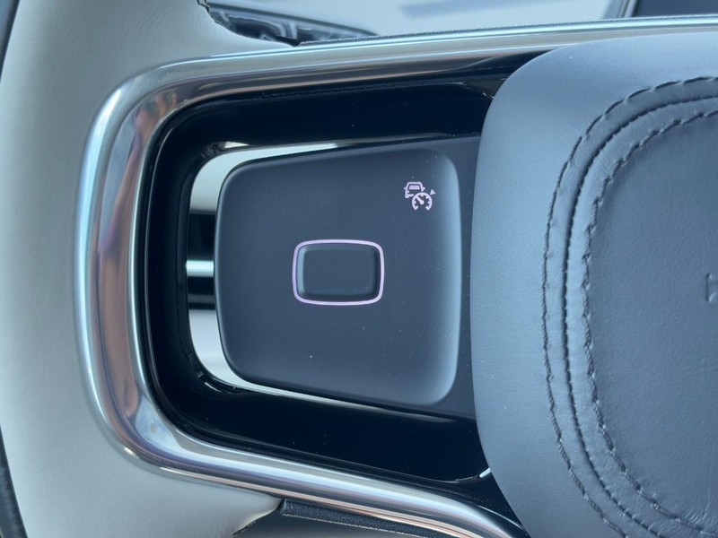 Lincoln Navigator Vehicle Full-screen Gallery Image 18