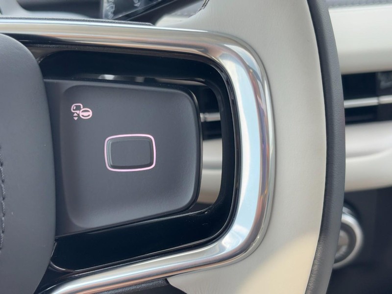 Lincoln Navigator Vehicle Full-screen Gallery Image 19