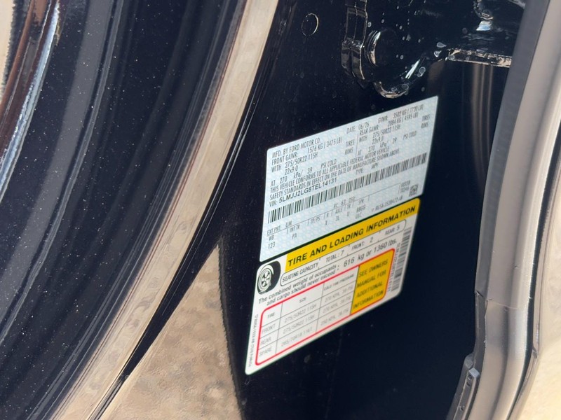 Lincoln Navigator Vehicle Full-screen Gallery Image 24