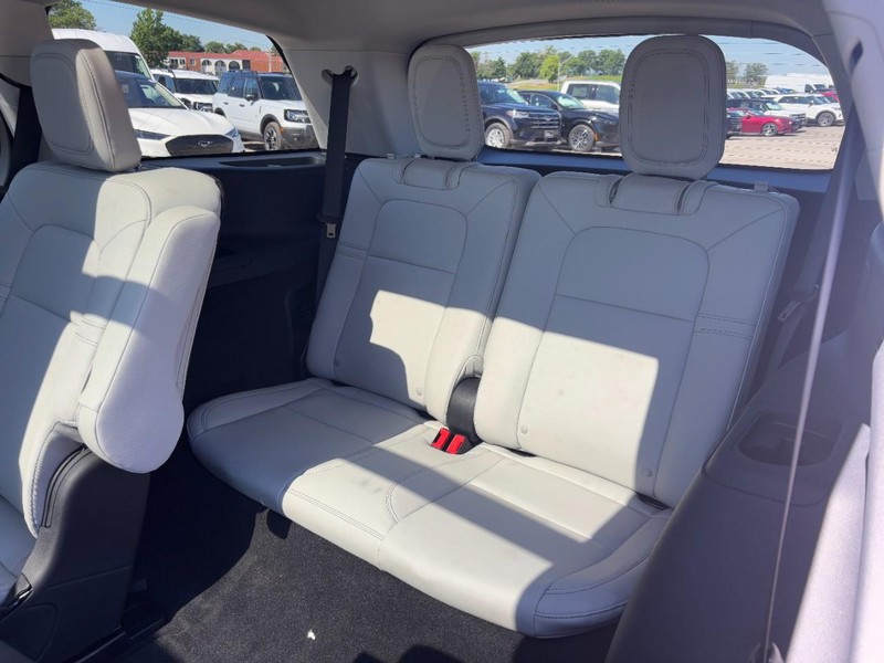 Lincoln Aviator Vehicle Full-screen Gallery Image 11