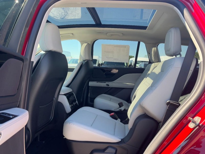 Lincoln Aviator Vehicle Full-screen Gallery Image 12