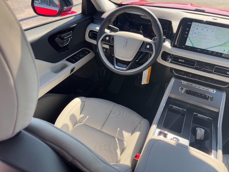 Lincoln Aviator Vehicle Full-screen Gallery Image 13
