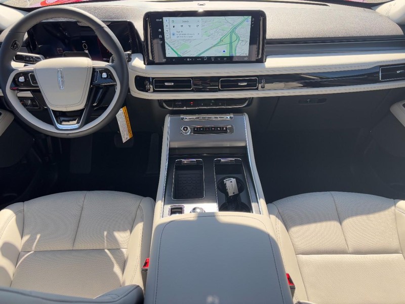 Lincoln Aviator Vehicle Full-screen Gallery Image 14