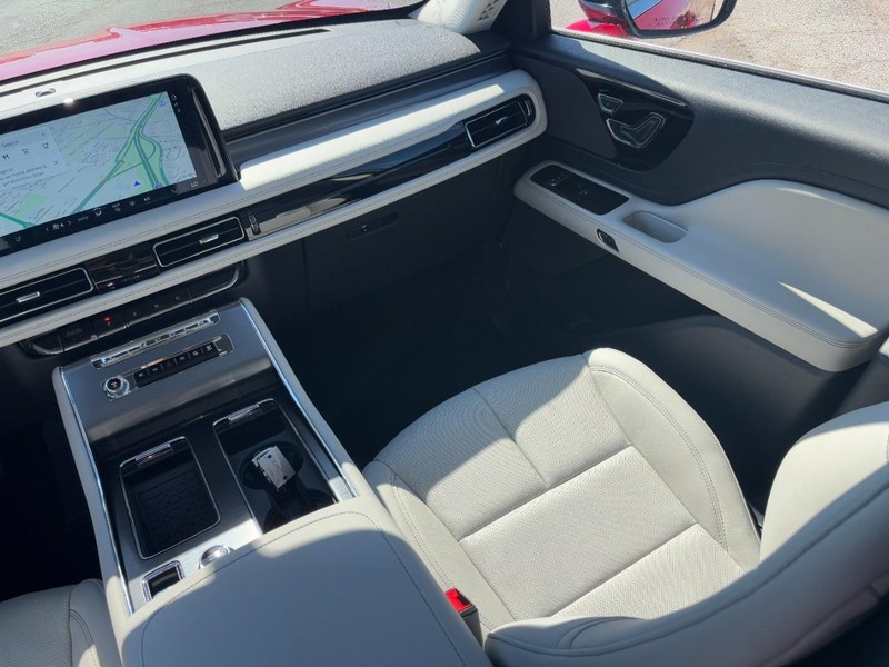 Lincoln Aviator Vehicle Full-screen Gallery Image 15