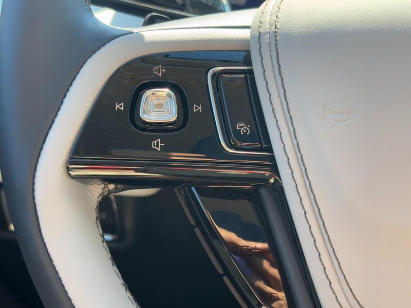 Lincoln Aviator Vehicle Full-screen Gallery Image 18