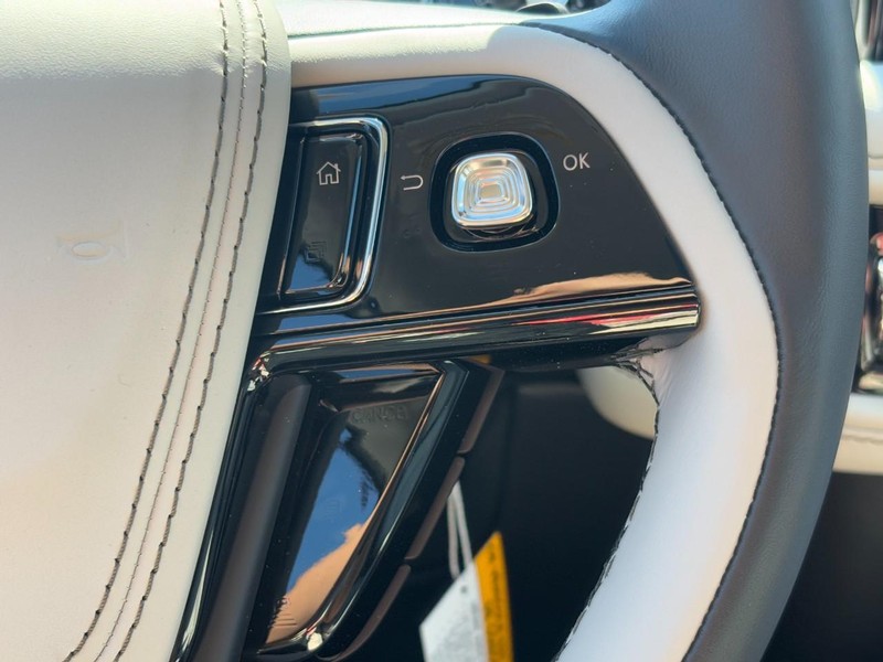 Lincoln Aviator Vehicle Full-screen Gallery Image 19
