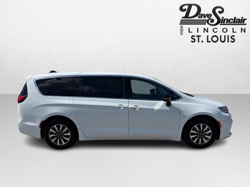 Chrysler Pacifica Vehicle Full-screen Gallery Image 02