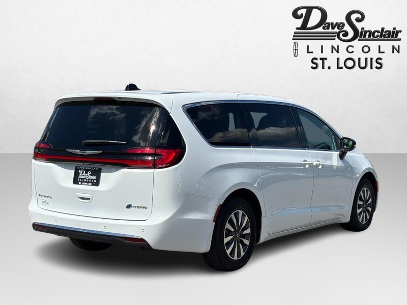 Chrysler Pacifica Vehicle Full-screen Gallery Image 03
