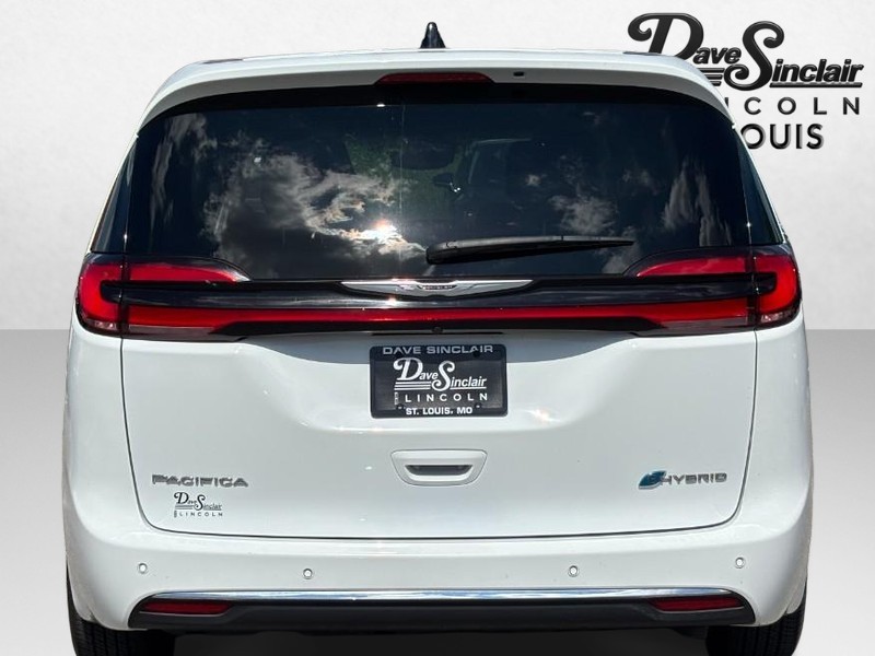 Chrysler Pacifica Vehicle Full-screen Gallery Image 04