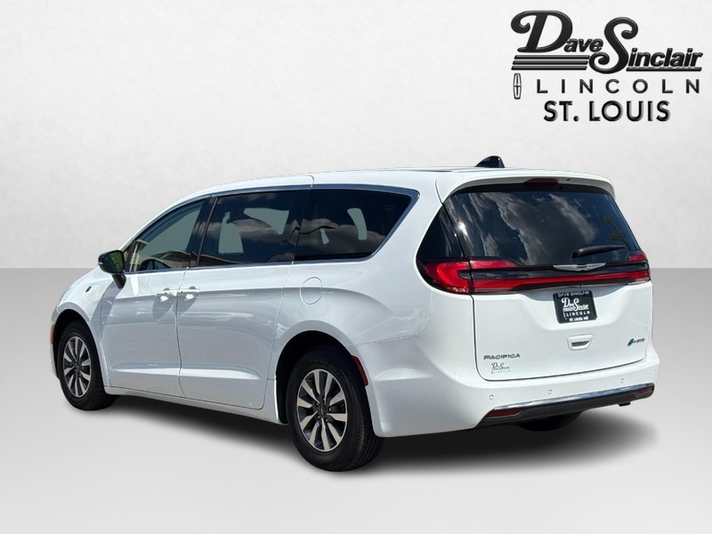 Chrysler Pacifica Vehicle Full-screen Gallery Image 05