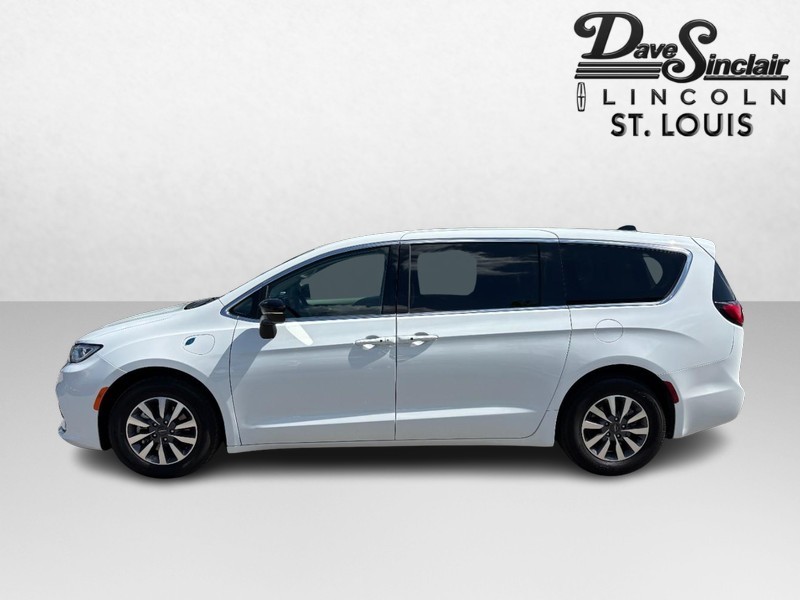 Chrysler Pacifica Vehicle Full-screen Gallery Image 06
