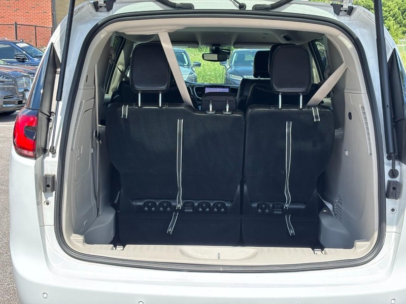 Chrysler Pacifica Vehicle Full-screen Gallery Image 10