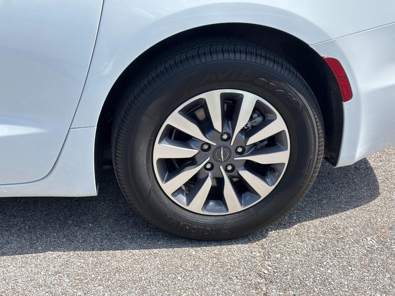 Chrysler Pacifica Vehicle Full-screen Gallery Image 11