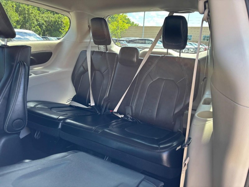 Chrysler Pacifica Vehicle Full-screen Gallery Image 12