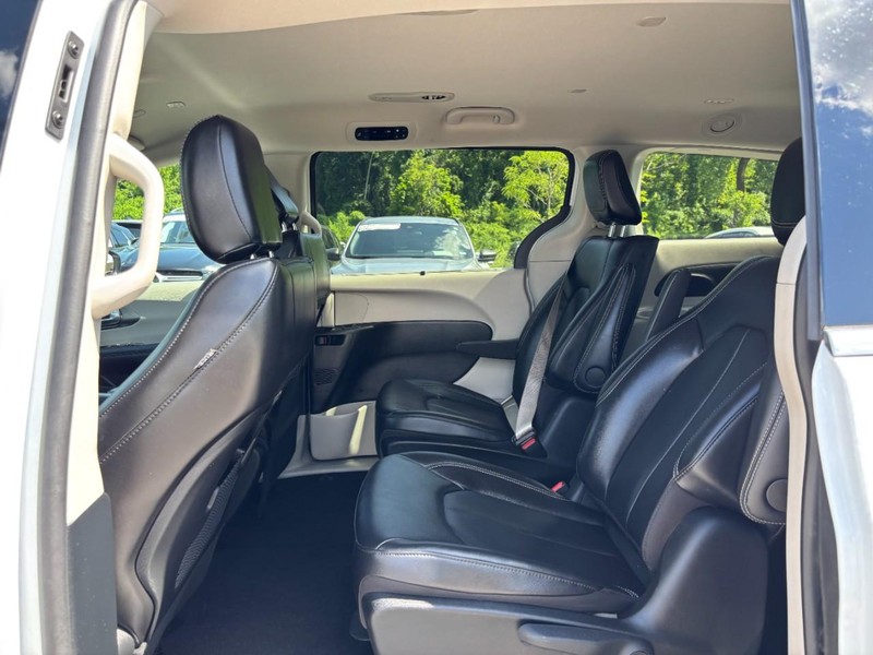 Chrysler Pacifica Vehicle Full-screen Gallery Image 13