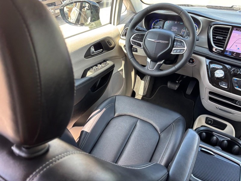 Chrysler Pacifica Vehicle Full-screen Gallery Image 14