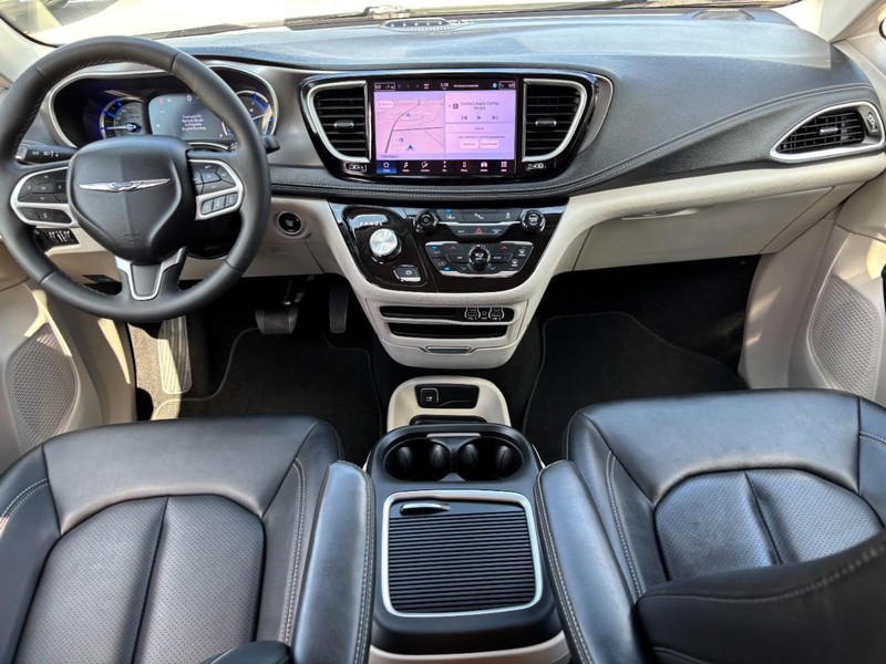 Chrysler Pacifica Vehicle Full-screen Gallery Image 15