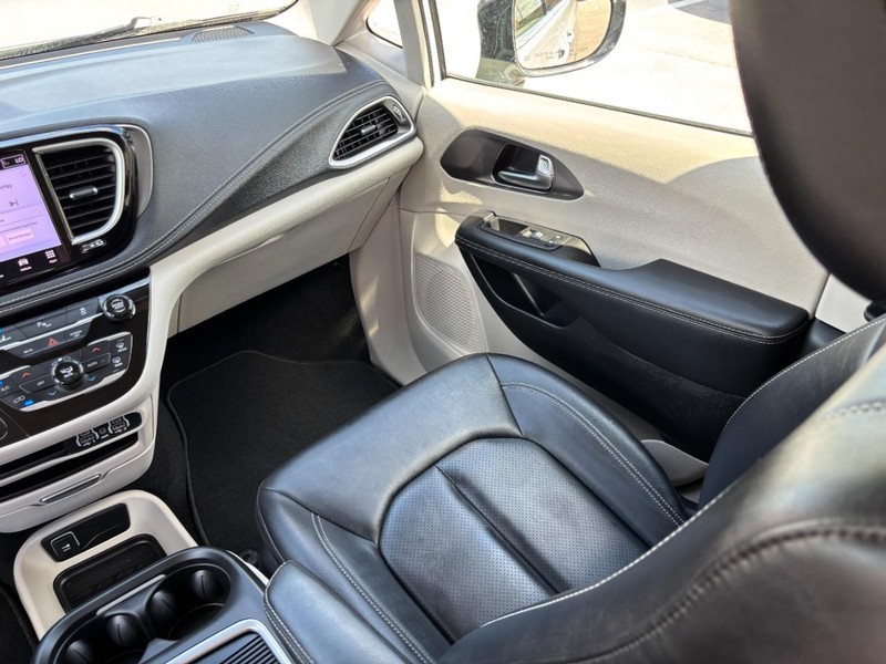 Chrysler Pacifica Vehicle Full-screen Gallery Image 16