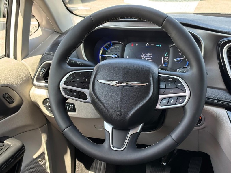 Chrysler Pacifica Vehicle Full-screen Gallery Image 17