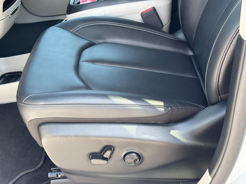 Chrysler Pacifica Vehicle Full-screen Gallery Image 18