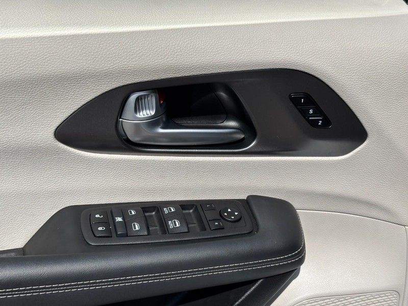 Chrysler Pacifica Vehicle Full-screen Gallery Image 19