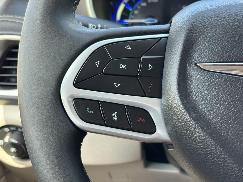 Chrysler Pacifica Vehicle Full-screen Gallery Image 20