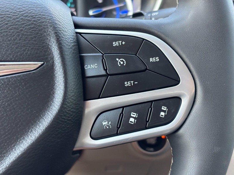 Chrysler Pacifica Vehicle Full-screen Gallery Image 21