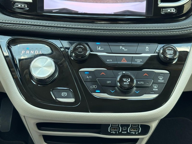 Chrysler Pacifica Vehicle Full-screen Gallery Image 26