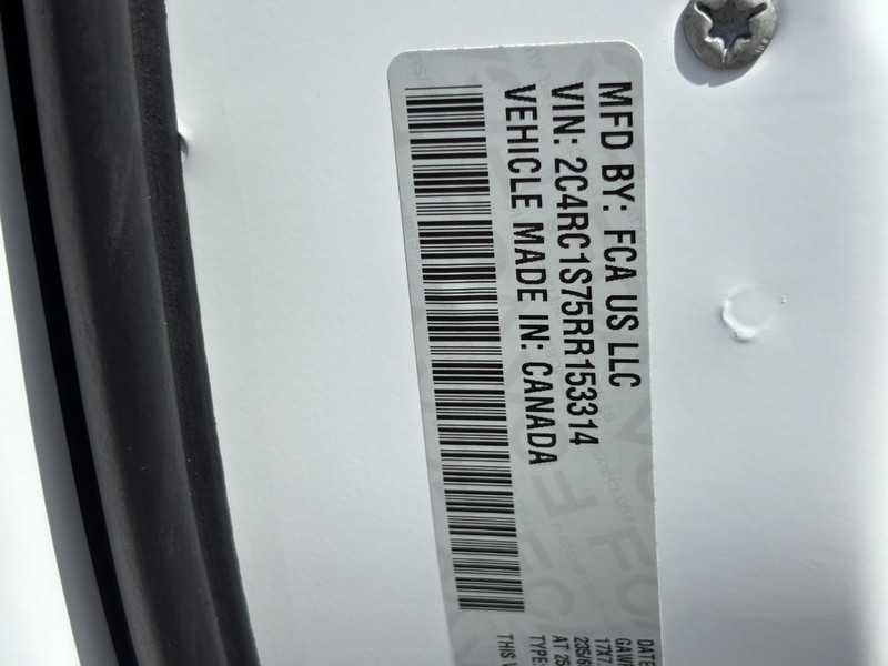 Chrysler Pacifica Vehicle Full-screen Gallery Image 27