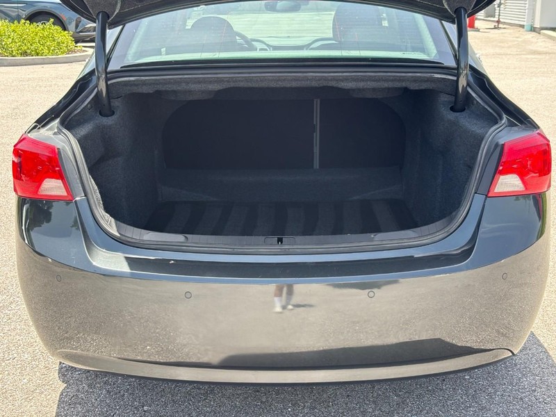 Chevrolet Impala Vehicle Full-screen Gallery Image 09