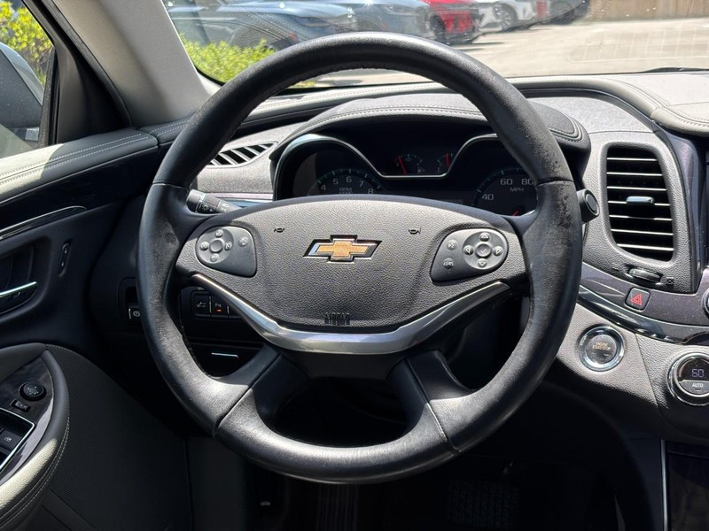 Chevrolet Impala Vehicle Full-screen Gallery Image 14