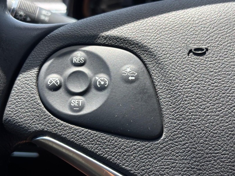Chevrolet Impala Vehicle Full-screen Gallery Image 17