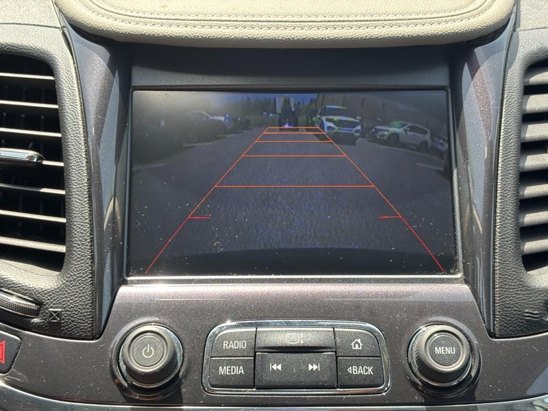Chevrolet Impala Vehicle Full-screen Gallery Image 21