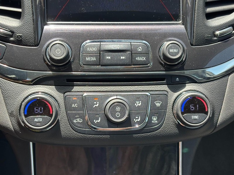 Chevrolet Impala Vehicle Full-screen Gallery Image 22