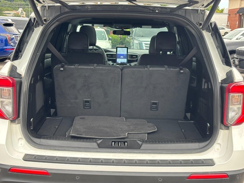 Ford Explorer Vehicle Full-screen Gallery Image 10