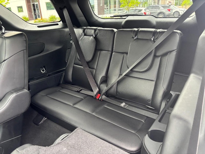 Ford Explorer Vehicle Full-screen Gallery Image 12