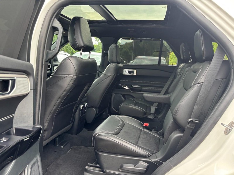 Ford Explorer Vehicle Full-screen Gallery Image 13