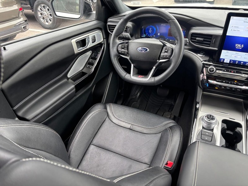 Ford Explorer Vehicle Full-screen Gallery Image 14