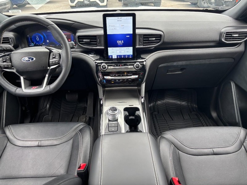 Ford Explorer Vehicle Full-screen Gallery Image 15