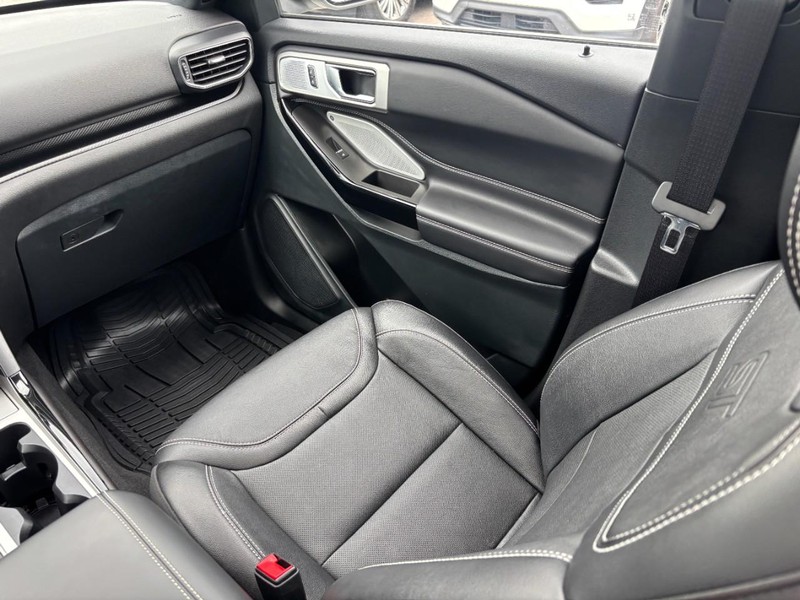 Ford Explorer Vehicle Full-screen Gallery Image 16