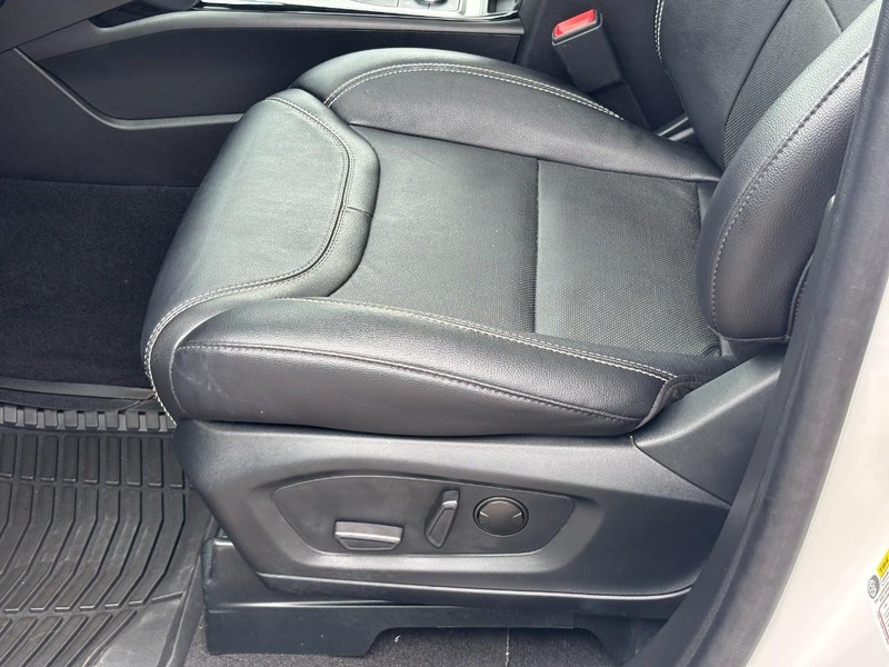 Ford Explorer Vehicle Full-screen Gallery Image 17