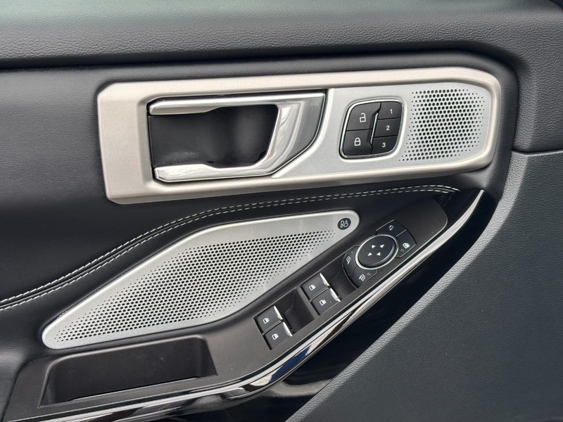 Ford Explorer Vehicle Full-screen Gallery Image 18