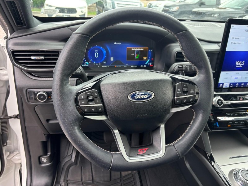 Ford Explorer Vehicle Full-screen Gallery Image 19
