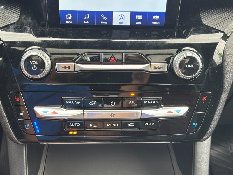 Ford Explorer Vehicle Full-screen Gallery Image 24