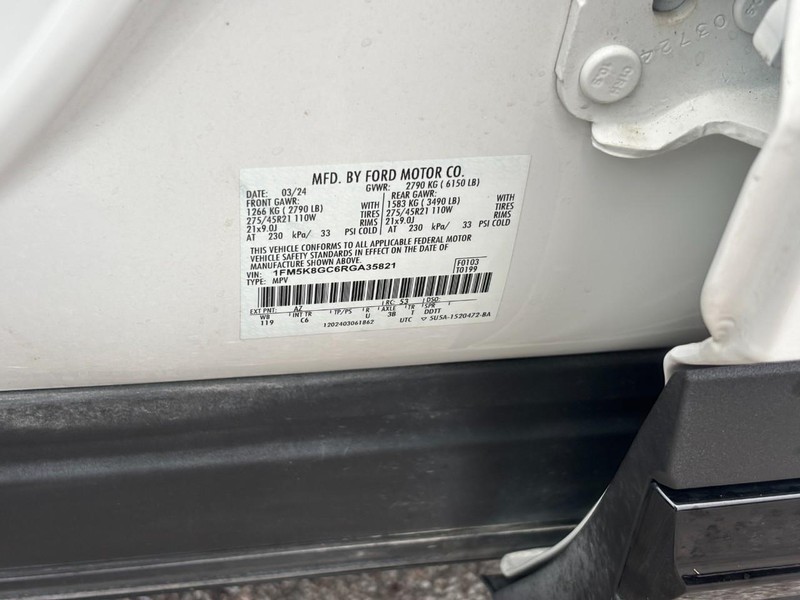Ford Explorer Vehicle Full-screen Gallery Image 25