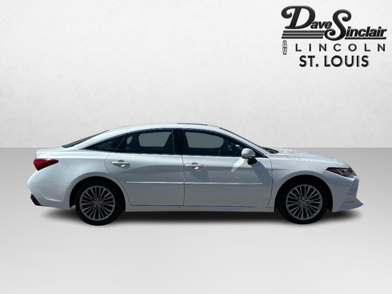 Toyota Avalon Vehicle Full-screen Gallery Image 02