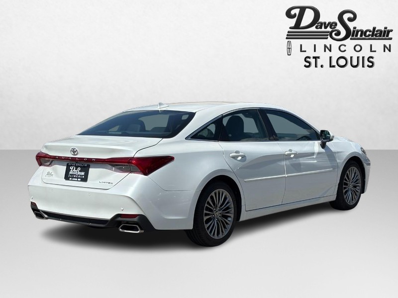 Toyota Avalon Vehicle Full-screen Gallery Image 03