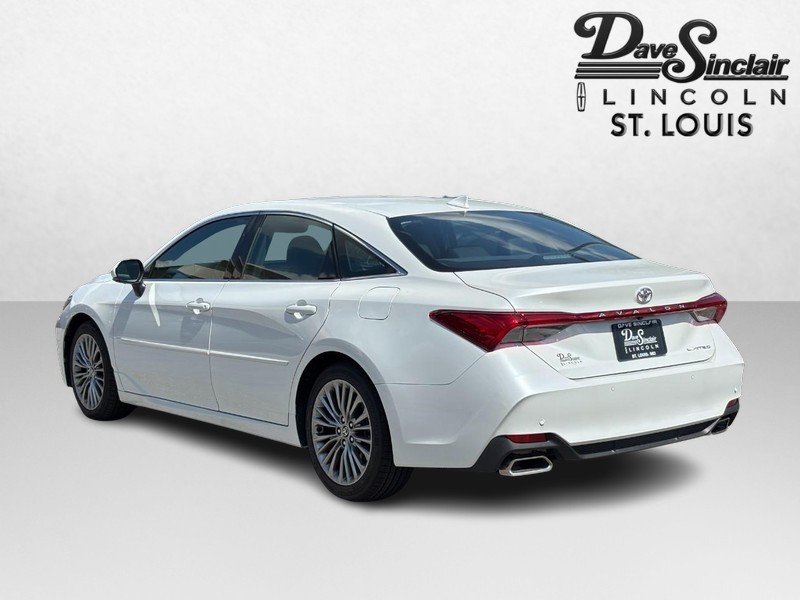 Toyota Avalon Vehicle Full-screen Gallery Image 05