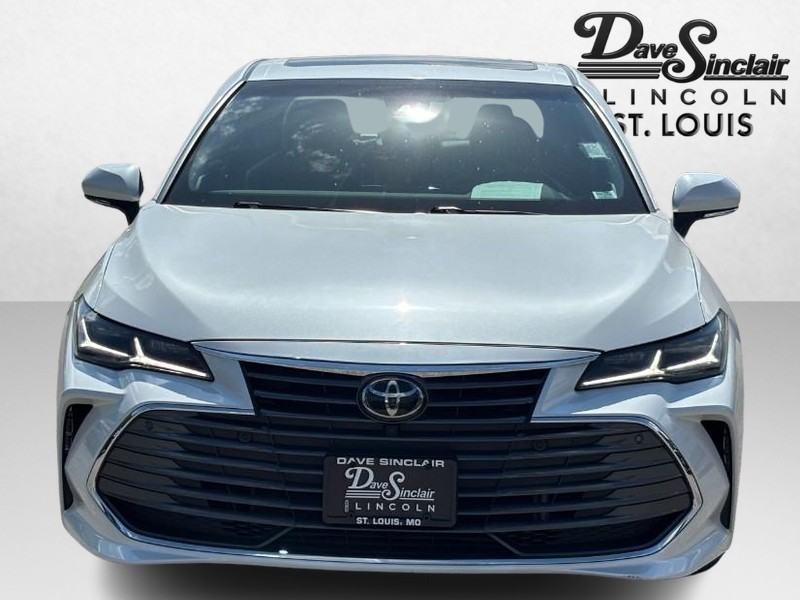 Toyota Avalon Vehicle Full-screen Gallery Image 09